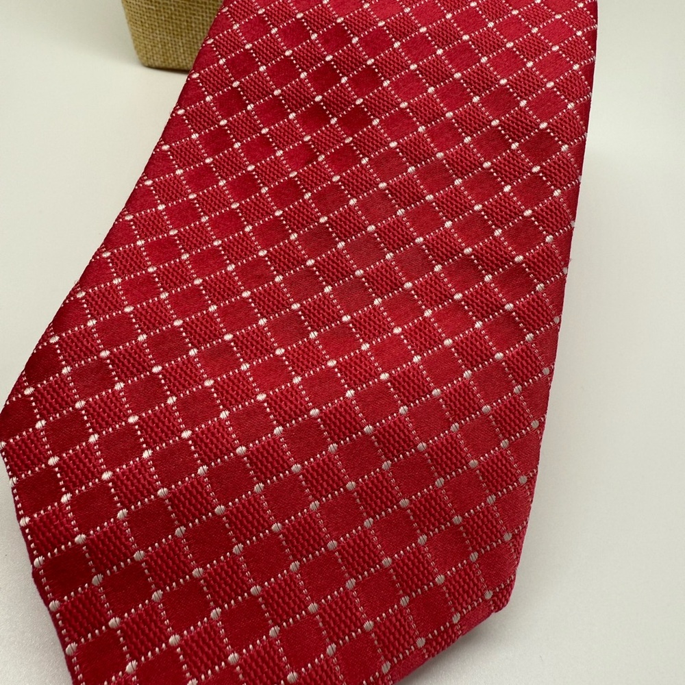 Elegant Ike Behar Pinkish-Red Geometric Men's Silk Necktie